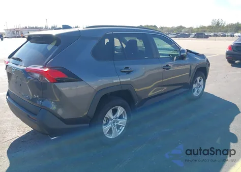 2021 Toyota Rav4 Xle z USA, uszkodzony, nr VIN 2T3W1RFV4MC138545